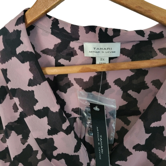 Stunning!! NWT Tahari sleeveless blouse with neck tie, size 2X - Picture 2 of 6